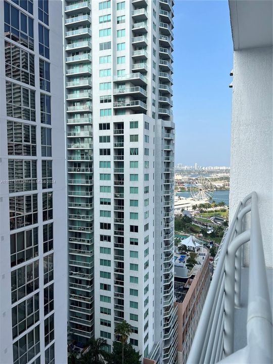 Active With Contract: $2,500 (1 beds, 1 baths, 646 Square Feet)