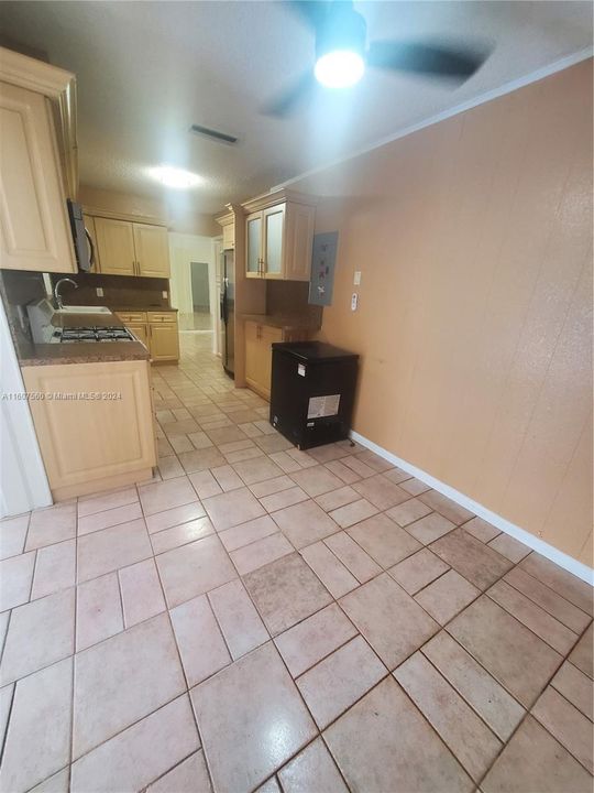 Recently Rented: $3,500 (4 beds, 2 baths, 1582 Square Feet)