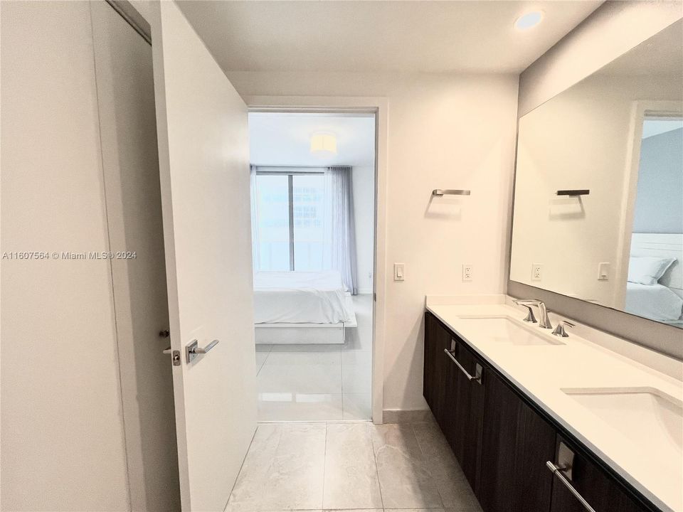 Recently Rented: $3,350 (1 beds, 1 baths, 710 Square Feet)