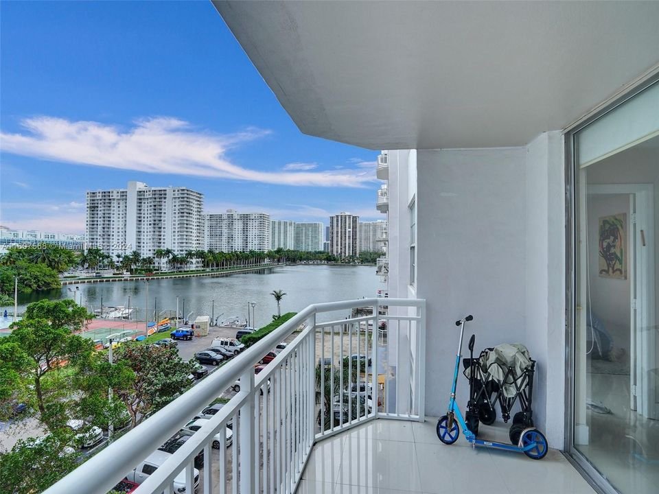 For Sale: $319,000 (2 beds, 2 baths, 1251 Square Feet)