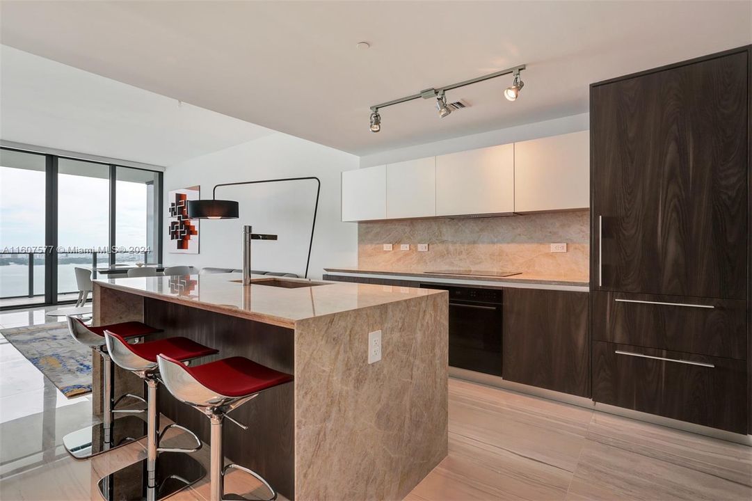 For Sale: $988,000 (1 beds, 1 baths, 959 Square Feet)