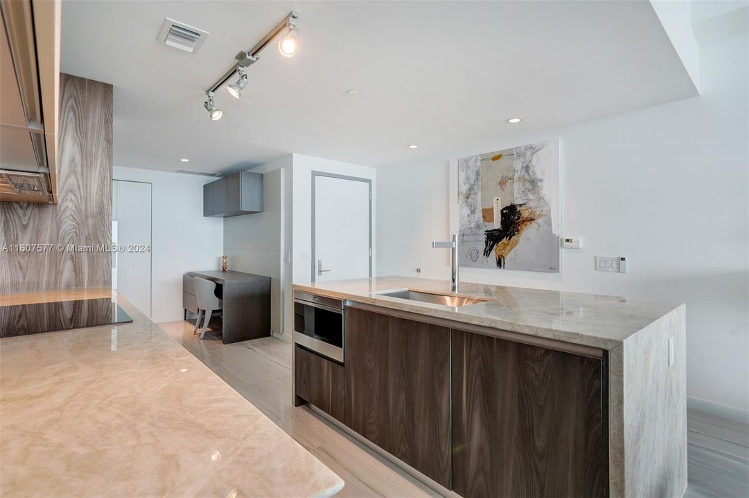 For Sale: $988,000 (1 beds, 1 baths, 959 Square Feet)