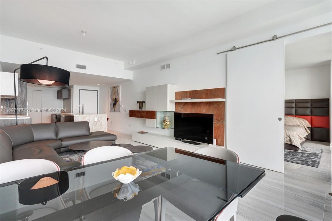 For Sale: $988,000 (1 beds, 1 baths, 959 Square Feet)