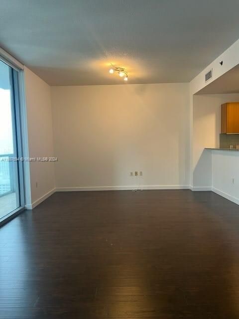 Active With Contract: $2,700 (0 beds, 1 baths, 604 Square Feet)