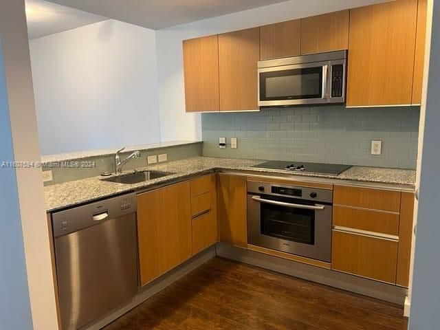 Active With Contract: $2,700 (0 beds, 1 baths, 604 Square Feet)