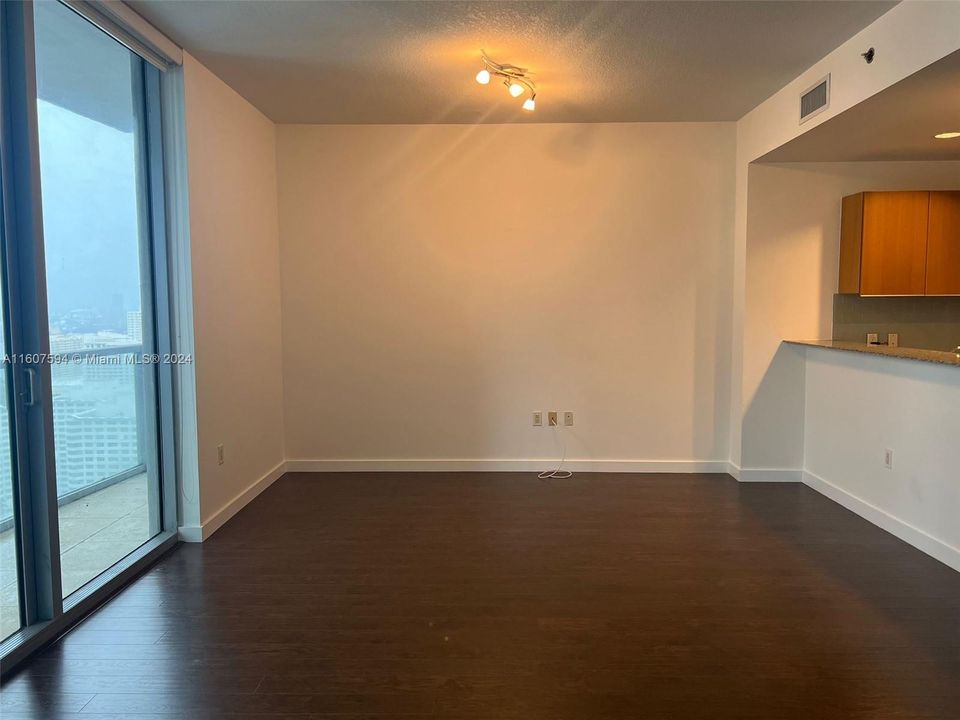 Active With Contract: $2,700 (0 beds, 1 baths, 604 Square Feet)