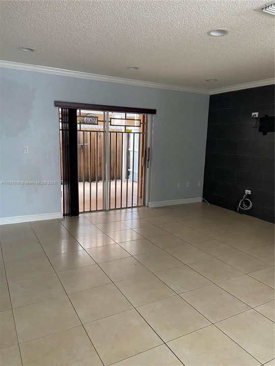 Active With Contract: $2,300 (2 beds, 1 baths, 1090 Square Feet)