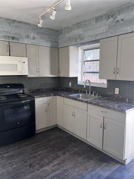 Recently Rented: $2,350 (2 beds, 1 baths, 1021 Square Feet)