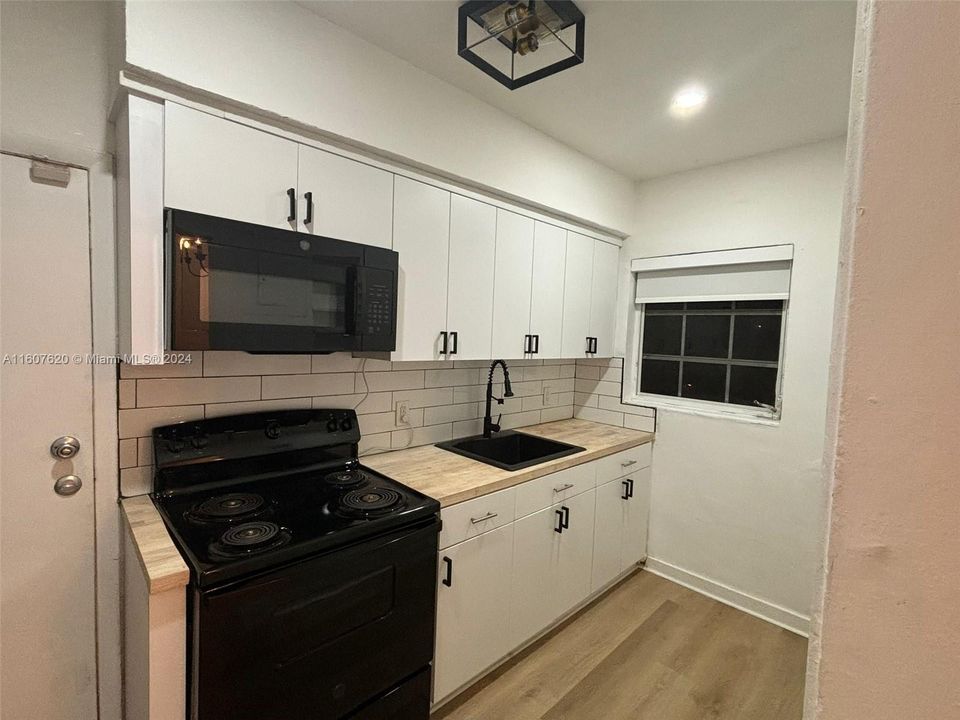 Active With Contract: $3,000 (12 beds, 1 baths, 6590 Square Feet)