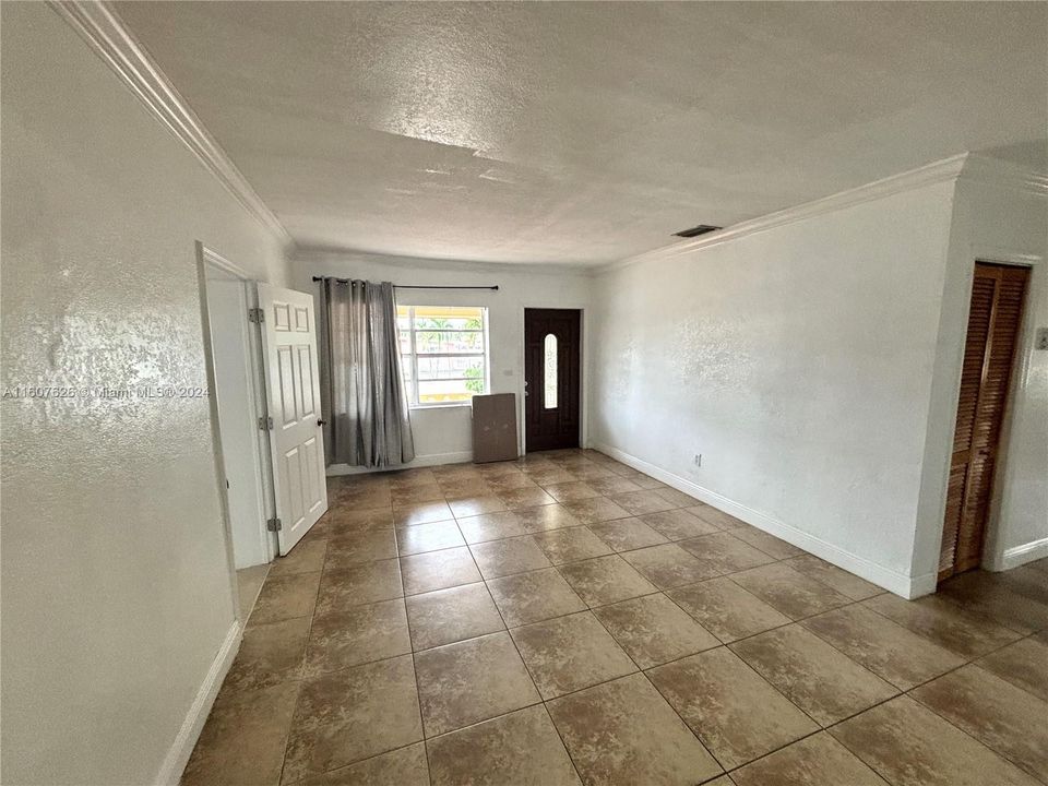 For Rent: $4,000 (5 beds, 3 baths, 1998 Square Feet)