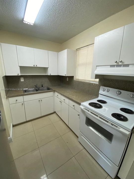 For Rent: $2,295 (2 beds, 2 baths, 890 Square Feet)