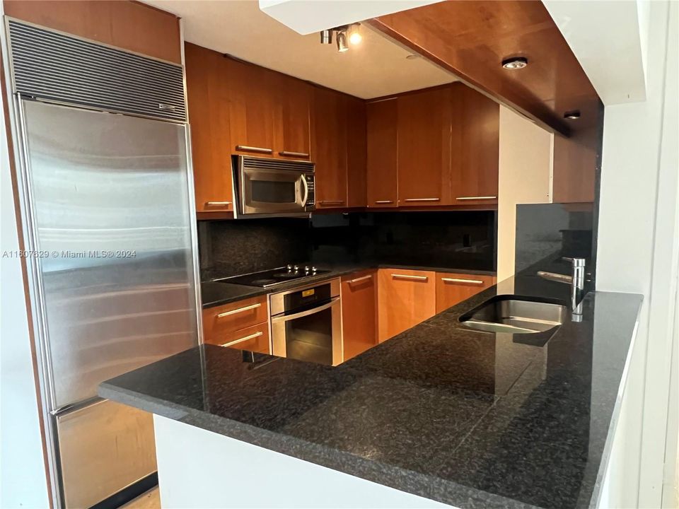 For Sale: $609,999 (1 beds, 1 baths, 1031 Square Feet)