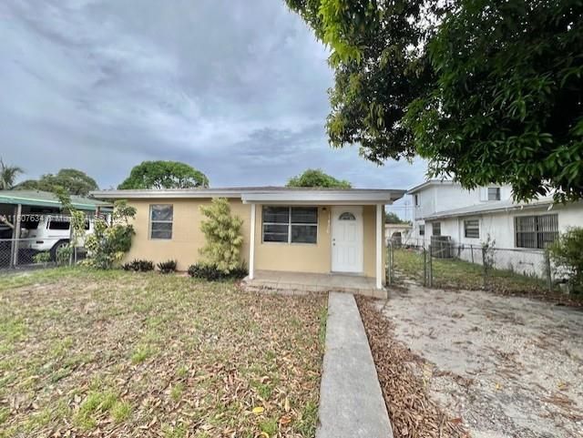 For Rent: $2,699 (3 beds, 1 baths, 992 Square Feet)