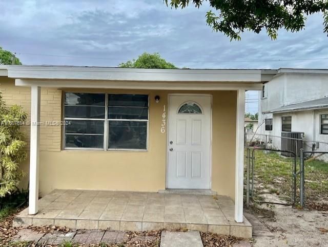 For Rent: $2,699 (3 beds, 1 baths, 992 Square Feet)