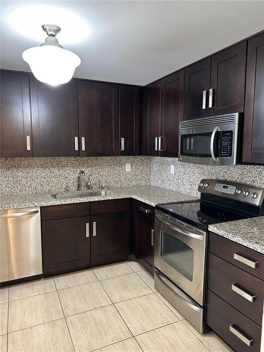 Recently Rented: $3,300 (1 beds, 1 baths, 1056 Square Feet)