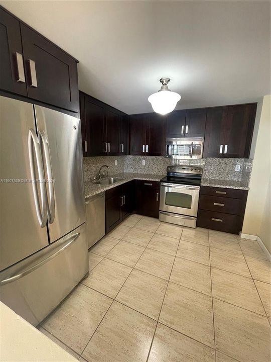 For Rent: $3,300 (1 beds, 1 baths, 1056 Square Feet)
