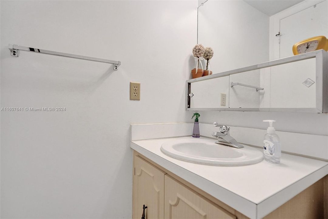 For Rent: $2,500 (1 beds, 1 baths, 850 Square Feet)