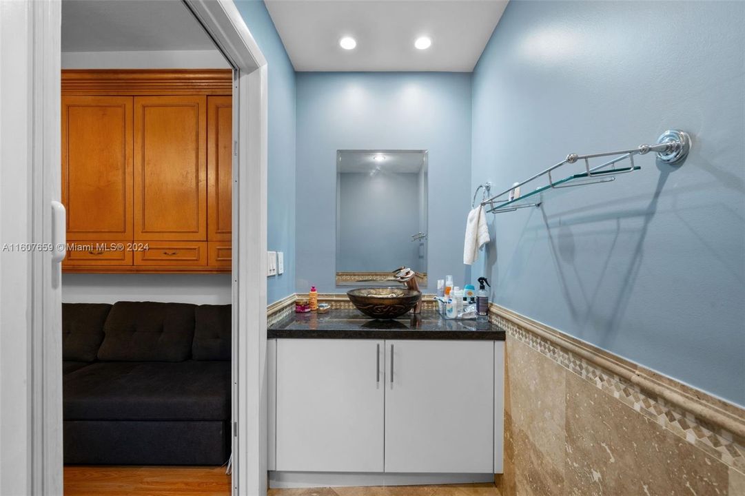 For Sale: $429,000 (1 beds, 1 baths, 835 Square Feet)