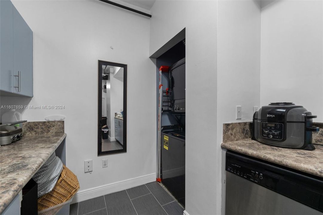 For Sale: $429,000 (1 beds, 1 baths, 835 Square Feet)