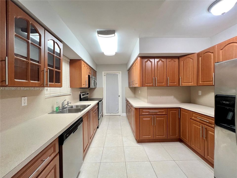 For Rent: $4,250 (2 beds, 2 baths, 1413 Square Feet)