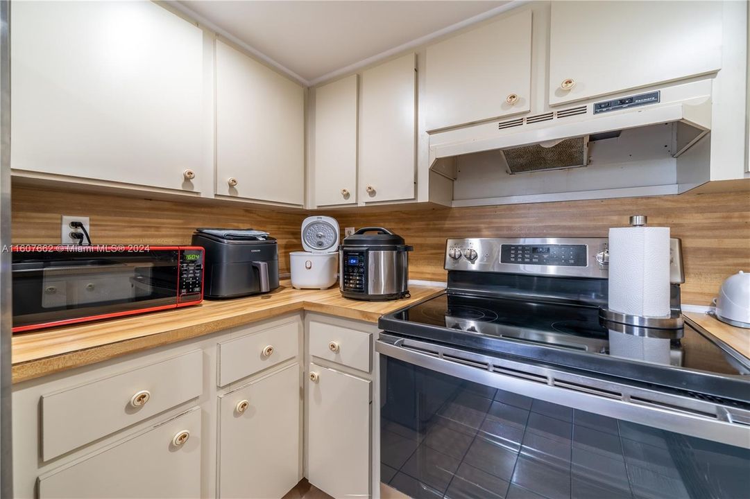 For Sale: $315,000 (2 beds, 2 baths, 848 Square Feet)