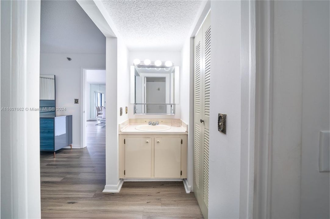 For Sale: $315,000 (2 beds, 2 baths, 848 Square Feet)