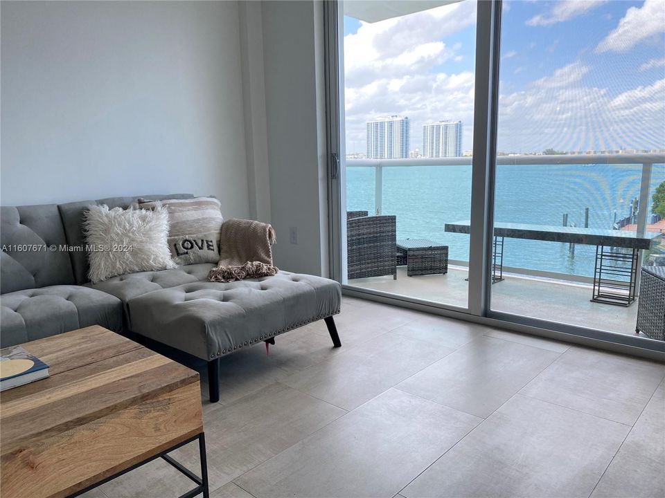 Active With Contract: $2,400 (1 beds, 1 baths, 790 Square Feet)