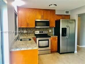 Active With Contract: $275,000 (2 beds, 2 baths, 872 Square Feet)