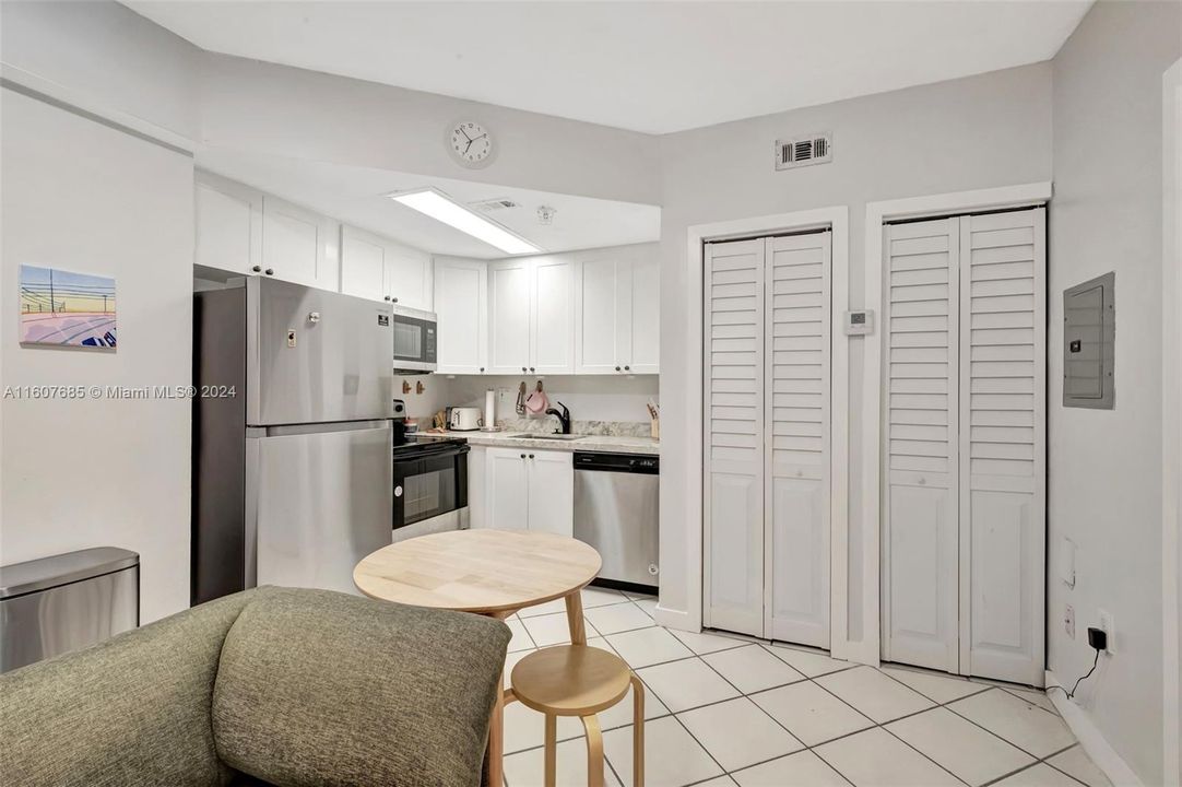 For Sale: $295,000 (1 beds, 1 baths, 362 Square Feet)