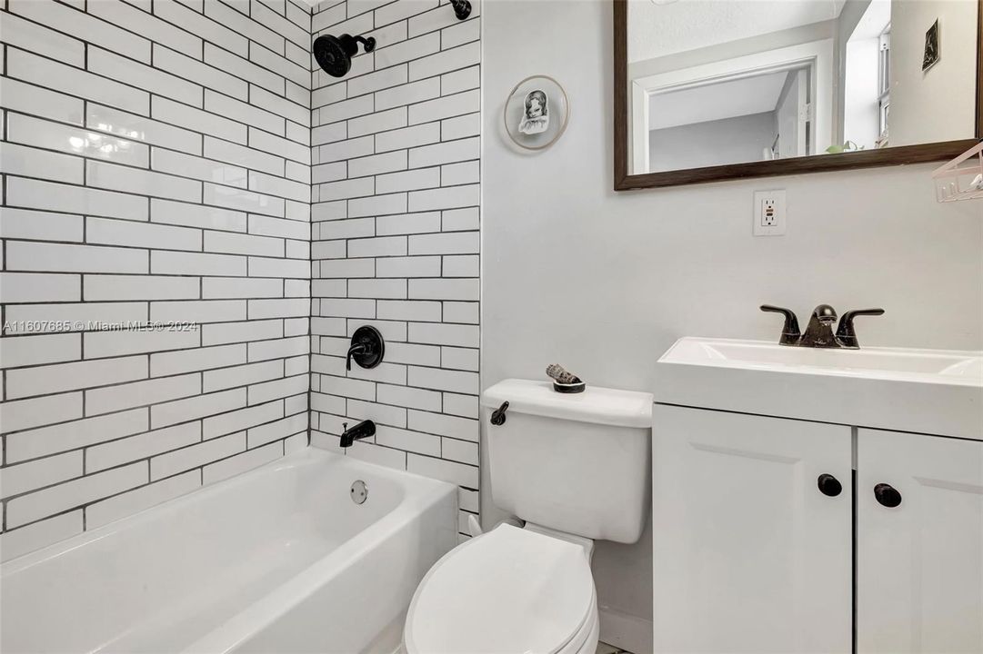 For Sale: $295,000 (1 beds, 1 baths, 362 Square Feet)