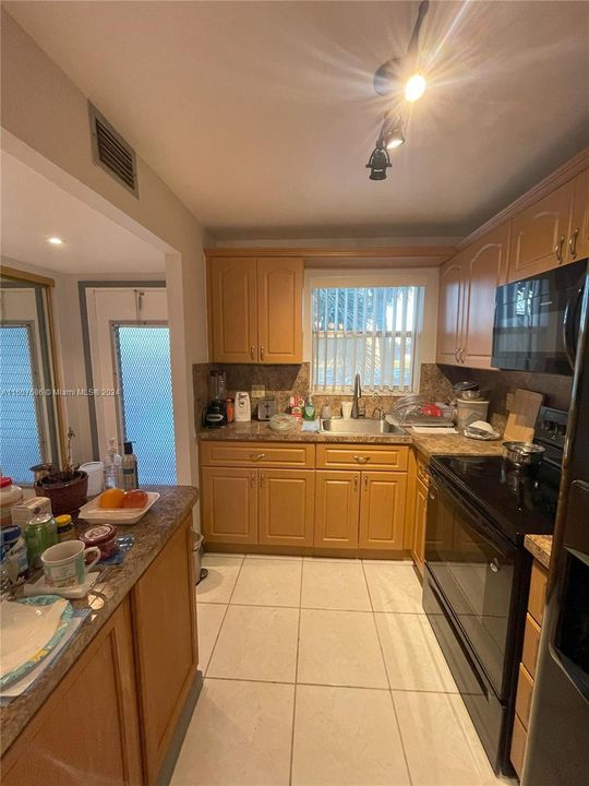 For Rent: $1,800 (2 beds, 2 baths, 850 Square Feet)