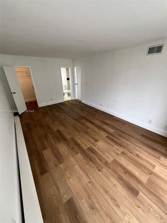 For Rent: $2,350 (2 beds, 1 baths, 924 Square Feet)