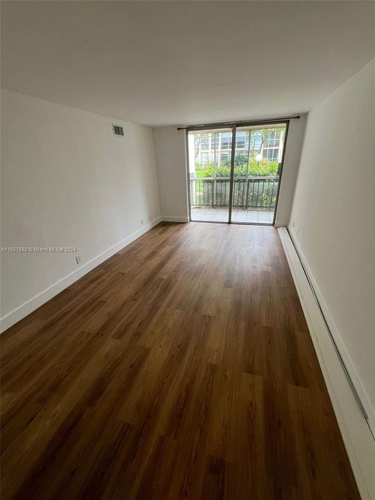 For Rent: $2,350 (2 beds, 1 baths, 924 Square Feet)