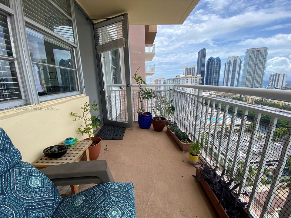 For Rent: $2,200 (1 beds, 1 baths, 943 Square Feet)