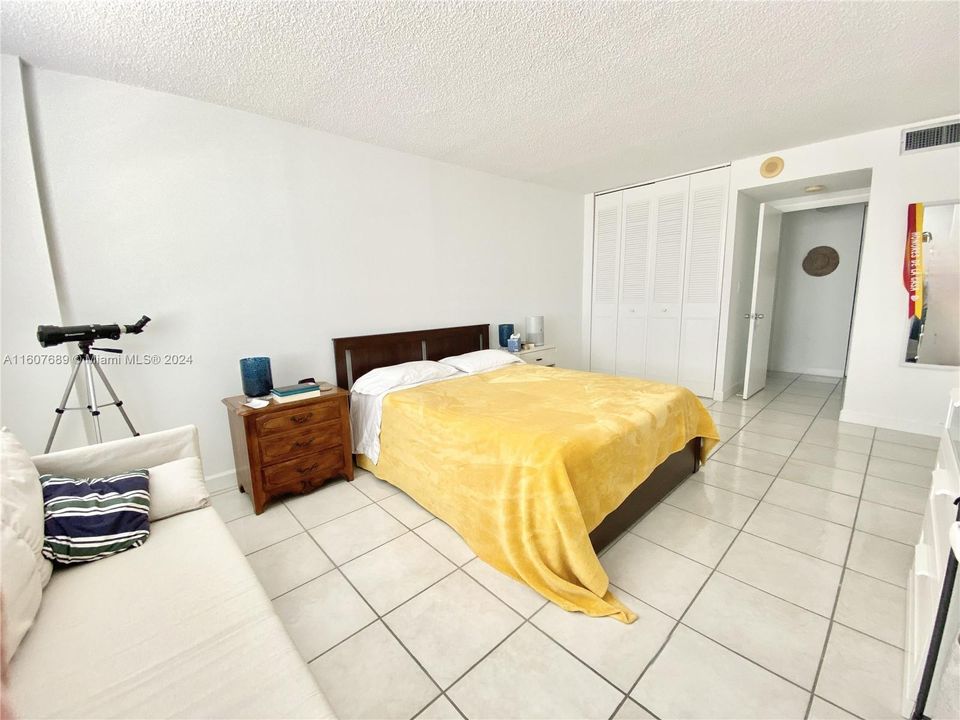 For Rent: $2,200 (1 beds, 1 baths, 943 Square Feet)