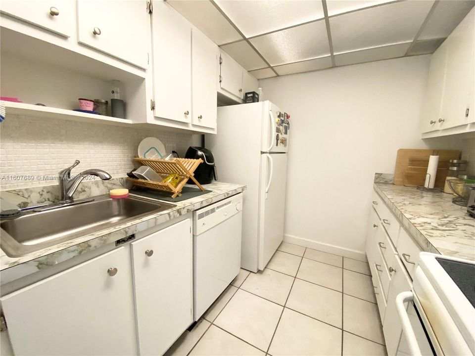 For Rent: $2,200 (1 beds, 1 baths, 943 Square Feet)