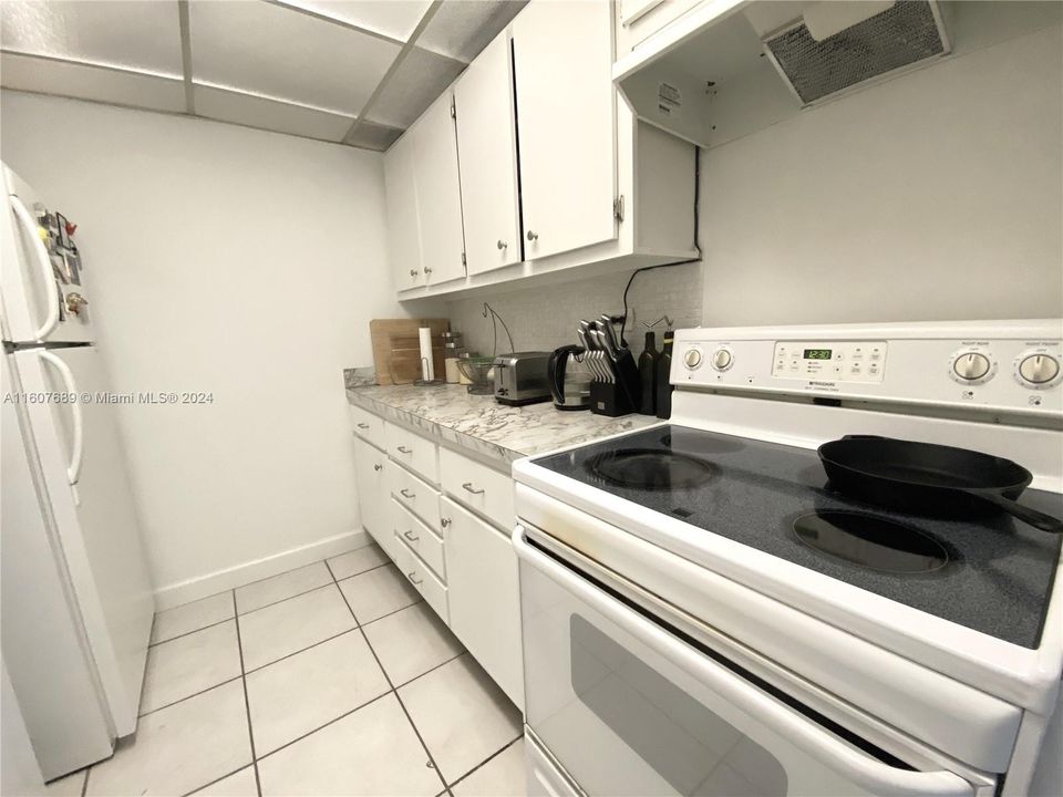For Rent: $2,200 (1 beds, 1 baths, 943 Square Feet)