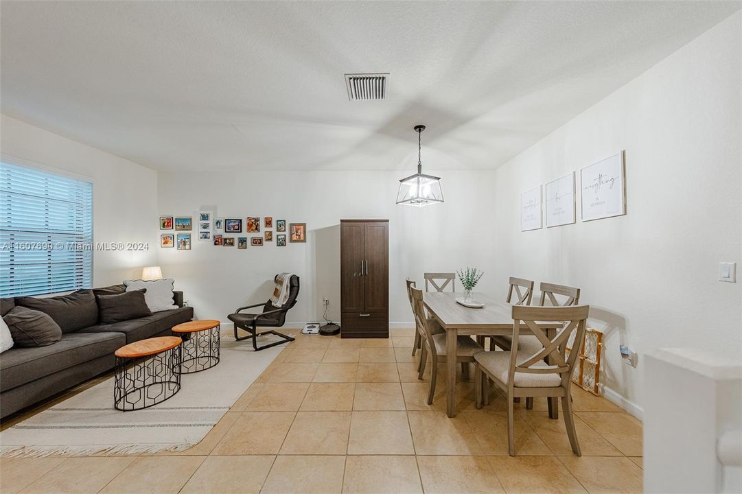 Active With Contract: $405,000 (3 beds, 2 baths, 1524 Square Feet)