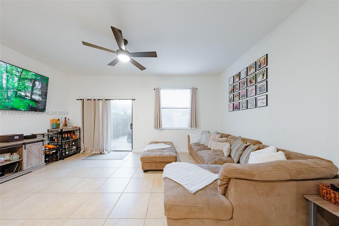 Active With Contract: $405,000 (3 beds, 2 baths, 1524 Square Feet)