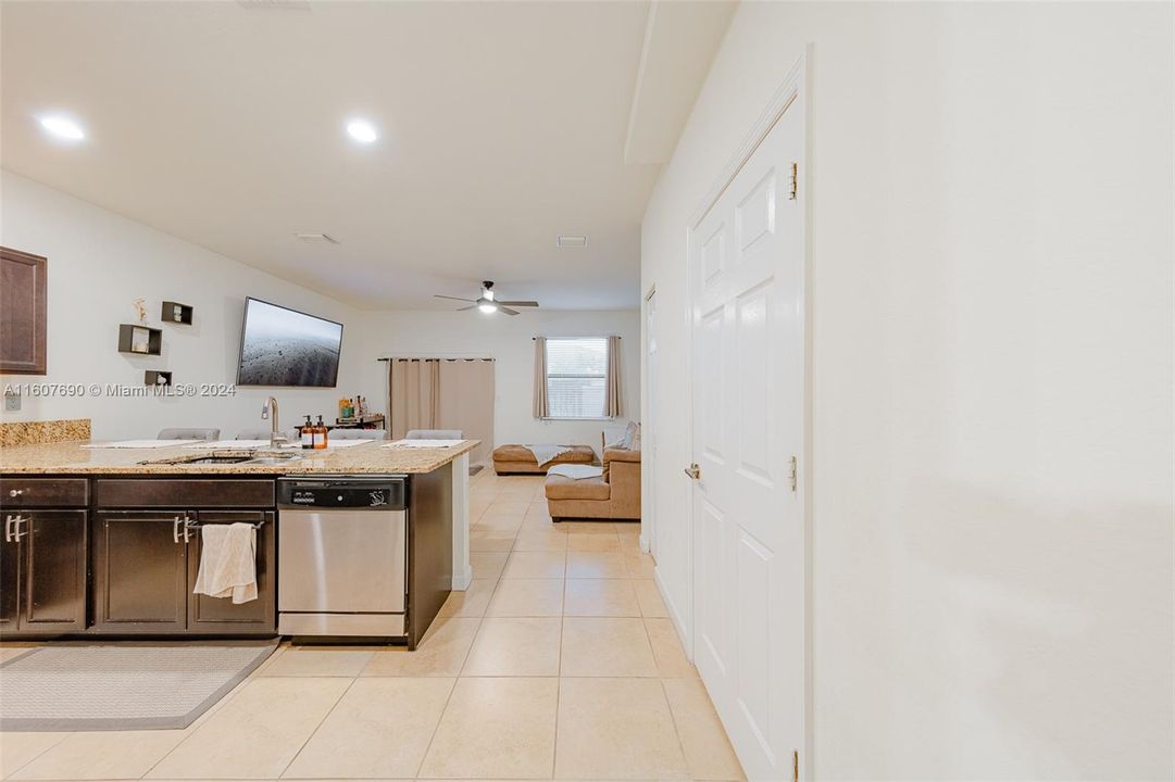 Active With Contract: $405,000 (3 beds, 2 baths, 1524 Square Feet)
