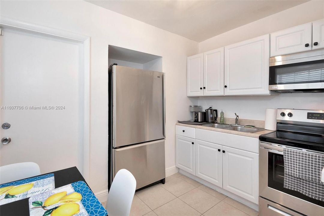 For Rent: $2,250 (2 beds, 1 baths, 780 Square Feet)