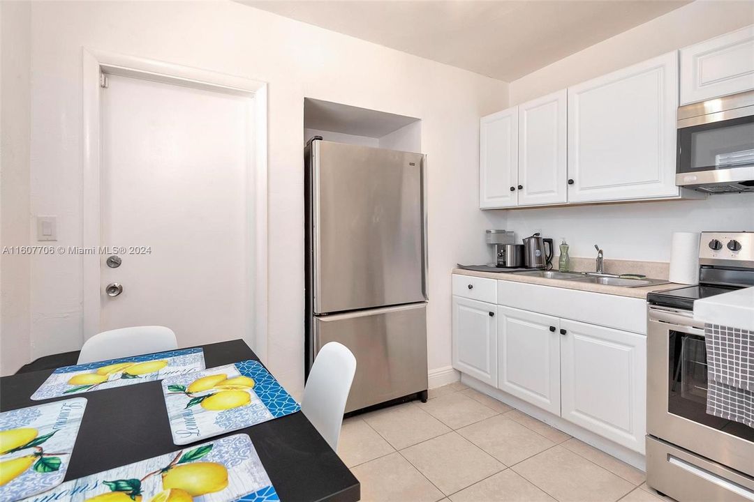 For Rent: $2,250 (2 beds, 1 baths, 780 Square Feet)