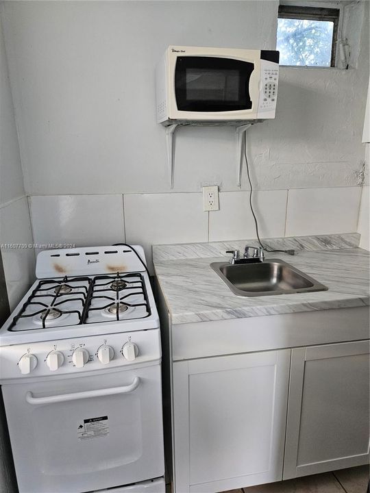 Recently Rented: $1,300 (0 beds, 1 baths, 400 Square Feet)