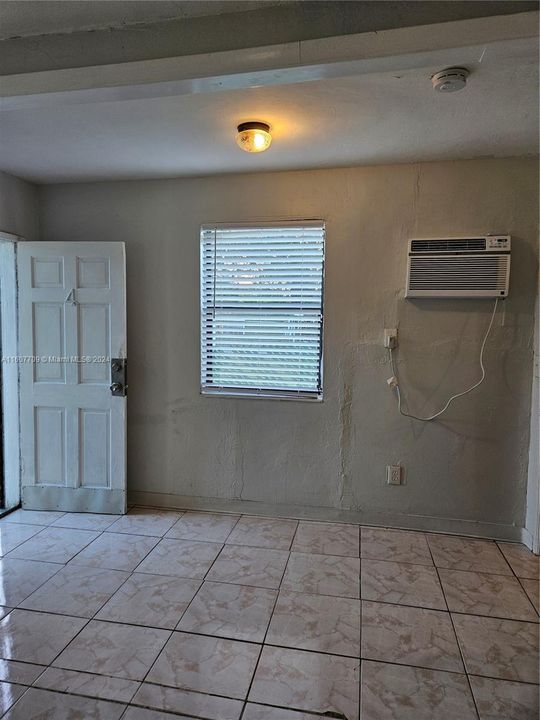 For Rent: $1,300 (0 beds, 1 baths, 400 Square Feet)