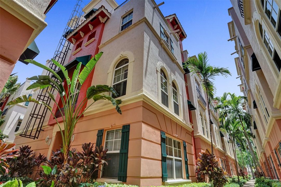 En Venta: $649,999 (4 camas, 4 baños, 2430 Pies cuadrados)