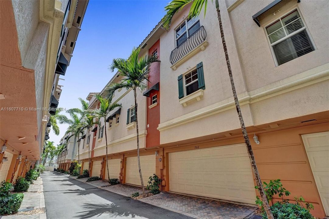 En Venta: $649,999 (4 camas, 4 baños, 2430 Pies cuadrados)