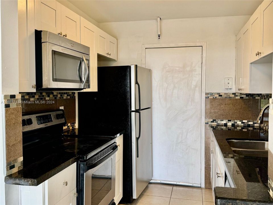 For Rent: $2,400 (2 beds, 2 baths, 904 Square Feet)