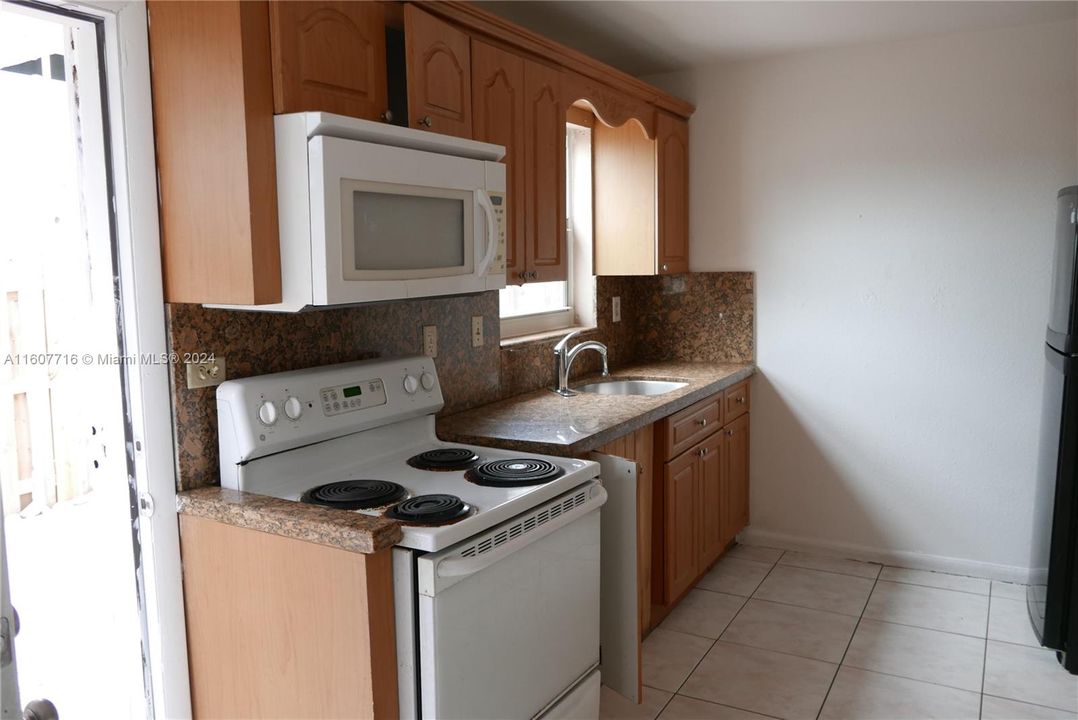 For Sale: $245,500 (2 beds, 1 baths, 1085 Square Feet)