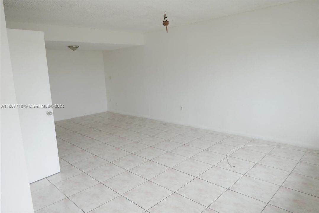 For Sale: $245,500 (2 beds, 1 baths, 1085 Square Feet)