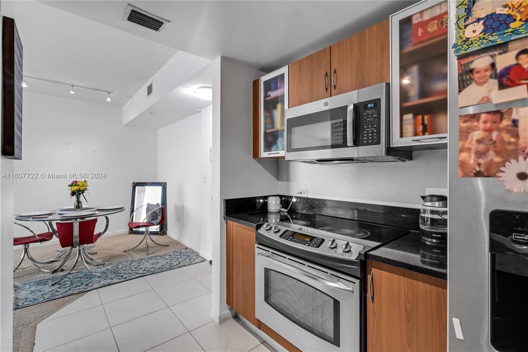 For Sale: $450,000 (2 beds, 2 baths, 1179 Square Feet)